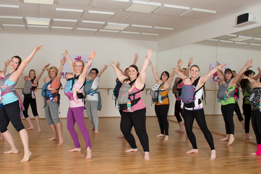 Kangatraining Mothers exercising with bubs in baby carriers