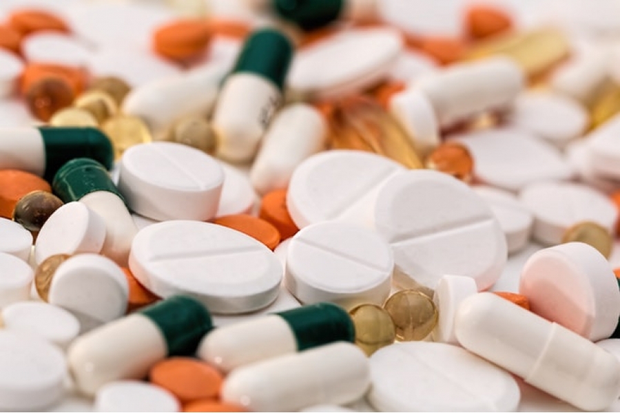 bunch-of-white-oval-medication-tablets-and-white-medication Tablets and pills