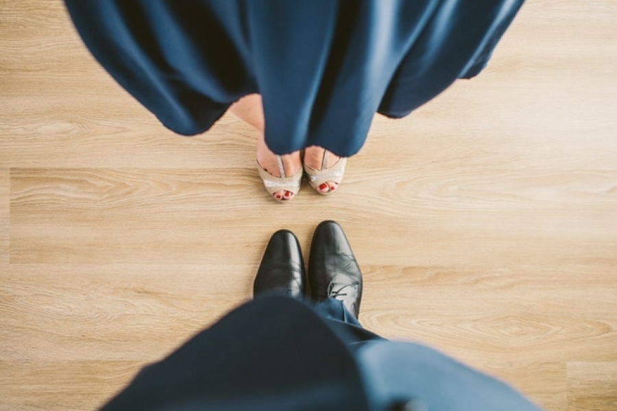 suit-couple-blue-shoes Shoe view of couple dancing