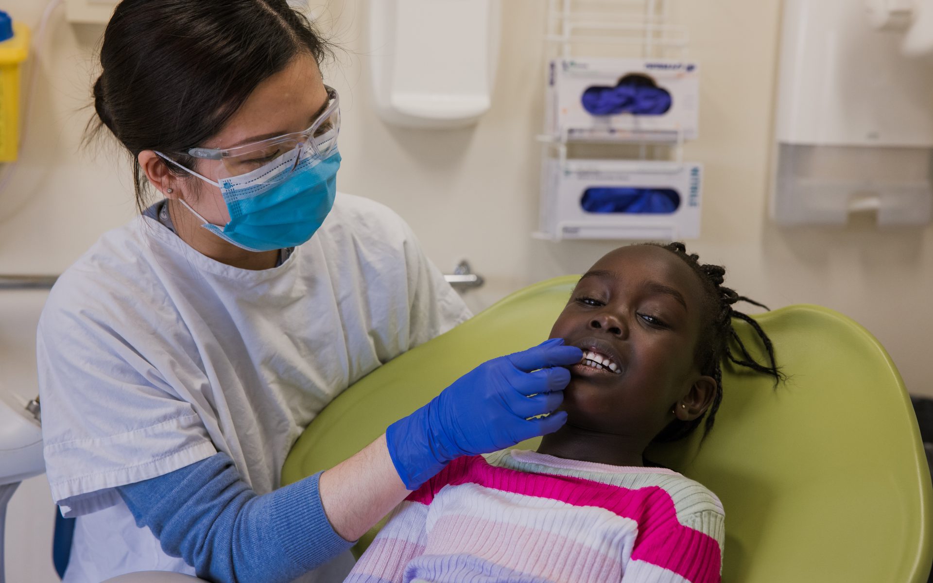 Latrobe Community Health dentist giving young child dental check-up
